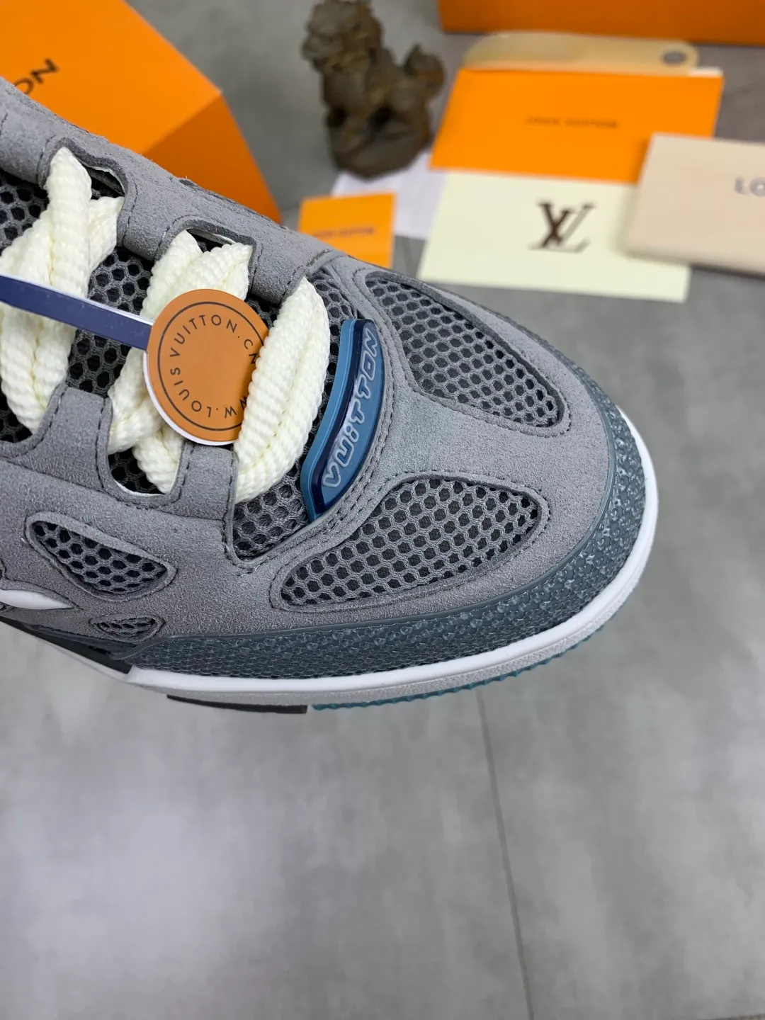 Men's Men's Shoes 💰P660 New The new LV TRAINER series of sneakers are on sale. This LV Trainer sneaker reinterprets Virgil Abloh's classics with nubuck and grained cow leather, and is decorated with Monogram flowers on the rubber outsole of the same color. A deformed Monogram flower occupies the sides, contrasting with the asymmetric Louis and Vuitton logos at the rear. The original version was designed by Virgil Abloh and was inspired by vintage basketball shoes. Featuring LV monograms on the tongue and upper, a scripted Louis Vuitton logo on the sides and a #54 logo on the rear, the rubber outsole features Monogram flowers and continues the comfort of an innovative gel outsole. Comes with original drawer box and complete packaging! Color: 3️⃣colors available